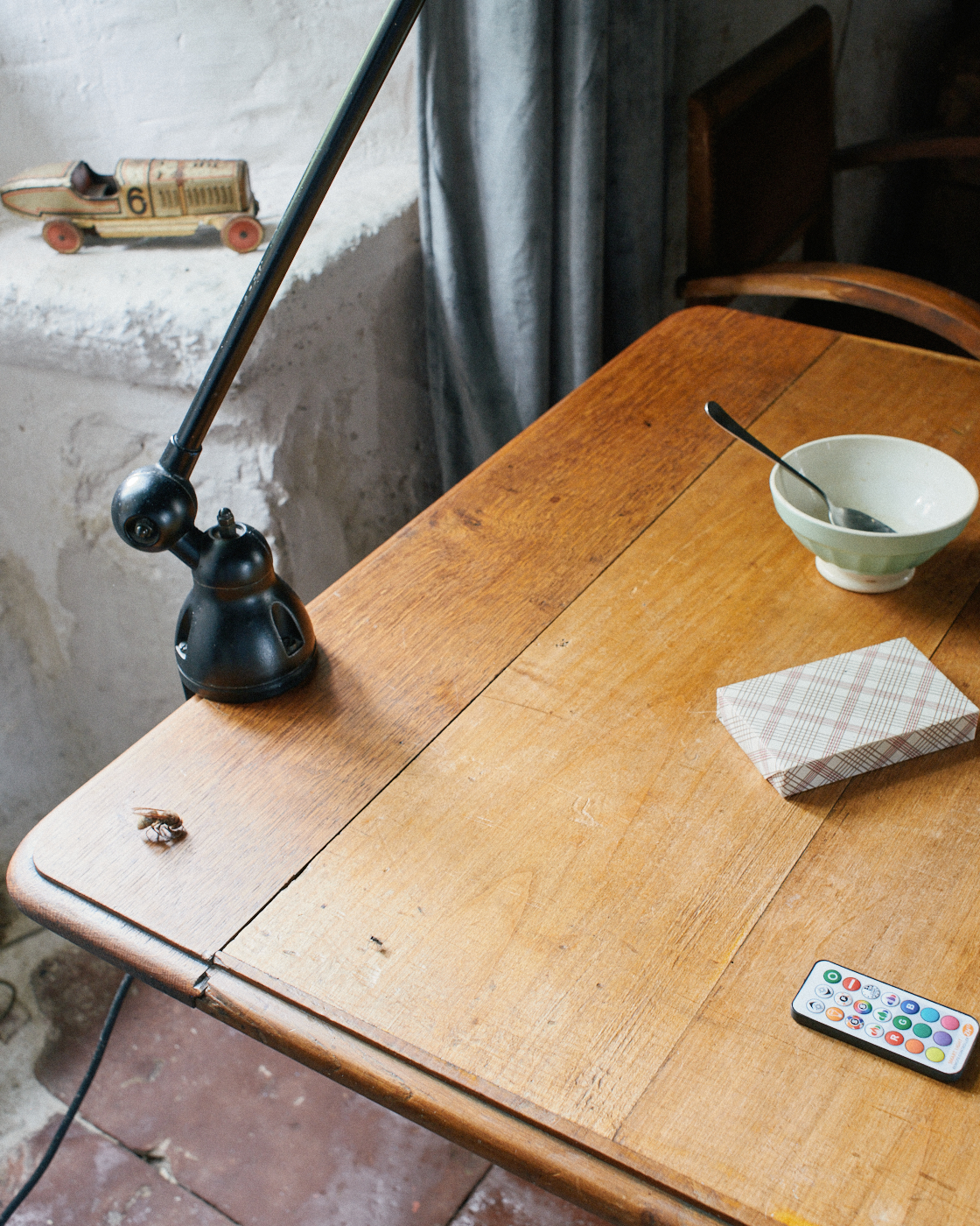 Arthur Nieuwenhuys Photography The empty bowl on the table. – 2023