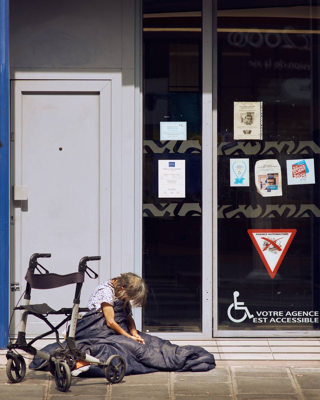 Marianne est à la retraite, elle dort dans la rue devant la banque.